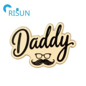 Broche de Metal Esmaltado Personalizado para <span class=keywords><strong>Papá</strong></span>, Pin de Solapa, Accesorios, Regalo <span class=keywords><strong>del</strong></span> Día <span class=keywords><strong>del</strong></span> Padre, Insignia de Super Daddy I Love Papa - Product Image 4