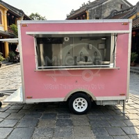 Promotion : Remorque alimentaire fermée rose à essieu unique avec deux fenêtres basculantes pour la vente ambulante de desserts, café et glaces