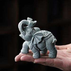 MSH un ornement d'éléphant en grès vert tenant des objets ressemblant à des lingots - Product Image 1