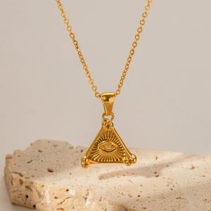 Colliers pour hommes en acier inoxydable style vintage tendance plaqué or 18 carats avec pendentif œil triangulaire étanche – Vente en gros - Product Image 1