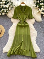 Robe rétro chic style business streetwear éco-responsable avec nœuds contrastants et ouverture transparente à col rond
