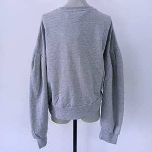 Sweat-shirt court personnalisé à imprimé graphique pour femmes - Product Image 4