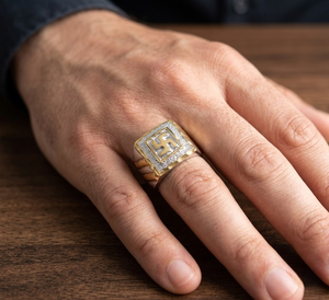 Anillo de Moda para Hombre DIVYORO, Chapado en Oro Premium, en Latón y Cobre, Joyería Clásica y Elegante para Bodas, Festivales, Fiestas y Uso Diario - Product Image 4