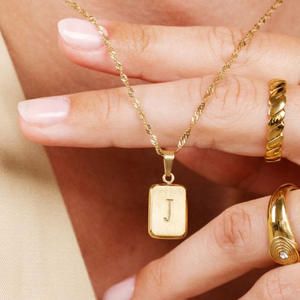 Collier avec pendentif en forme de <span class=keywords><strong>lettre</strong></span> en acier inoxydable 316L plaqué or 18 carats PVD, résistant à <span class=keywords><strong>l</strong></span>'eau et à la ternissure, fabriqué par LUCKYJIU Custom Jewelry Manufacturer - Product Image 3