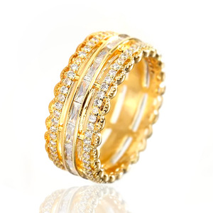 Anello di Lusso con Zirconi Floreali per Donne, Elegante Gioiello da Dito alla Moda - Product Image 1