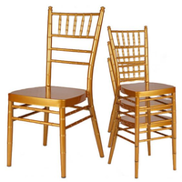 Chaises de mariage Chiavari abordables avec coussins dorés empilables, parfaites pour les événements et les fêtes