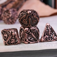 Ensemble de dés polyédriques en métal creux pour RPG et Donjons et Dragons, avec logo personnalisable Udixi, en forme d'os humain, emballé dans une boîte métallique