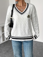 Pull en tricot torsadé col en V style preppy pour femme, broderie de badge, 100 % polyester, tricoté à la machine, personnalisation possible