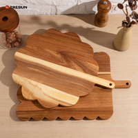 Houten snijplank met decoratieve gegolfde vorm van acaciahout, geschikt voor charcuterie, keukendecoratie, kaas, vlees, fruit en brood.