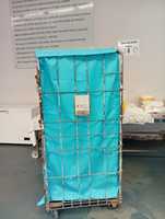 Grande conteneur à roulettes pour le stockage en entrepôt hospitalier et industriel de la blanchisserie, avec housses intérieures et extérieures pour sacs de linge