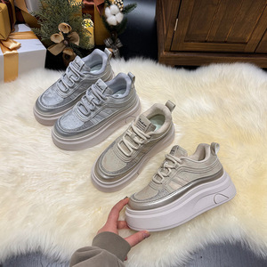 Baskets blanches à plateforme haute, style compensé, polyvalentes pour les tenues décontractées et sportives, et mocassins surdimensionnés mignons et adorables. - Product Image 6