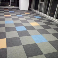 Dalles de moquette antidérapantes à boucles, design modulaire pour les zones de travail des bureaux d'entreprise