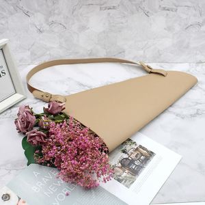 Sac fourre-tout en cuir PU durable et tendance en forme de cône pour bouquets, avec bandoulière, réutilisable, pour mariages et cadeaux - Product Image 4