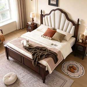 Base de Cama Tapizada Tradicional Tamaño Queen con Cabecera de Tela y Postes de Madera - Product Image 4