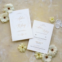 Élégante invitation de mariage style français gaufrée or, page unique/billet, en papier couleur champagne 2025