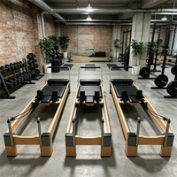 Reformer de Pilates en bois de hêtre avec barre de pieds réglable en métal renforcé, corde à ressort et poulie, idéal pour studio de fitness de 100 m²