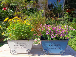 Macetero de Hierro Forjado Retro de Cuatro Ruedas con Envío Rápido para Decoración de Patio de Villa y Casa de Huéspedes, Macetero Sencillo - Product Image 4