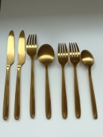 Ensemble de couverts en acier inoxydable doré miroir, couteau, fourchette et cuillère à manche long droit pour la décoration de table de banquet de mariage