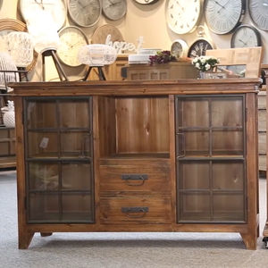 Armoire de rangement d'appoint INNOVA de style américain en bois à 2 portes et 2 tiroirs avec porte en verre pour la cuisine, le salon et la salle à manger - Product Image 1