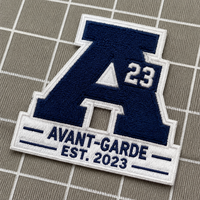 Patch Lettre Personnalisé en Chenille Brodé pour Veste, Sac à Dos, Chapeau – Applique Thermocollante ou à Coudre – Badge Logo OEM – Vente en Gros Usine