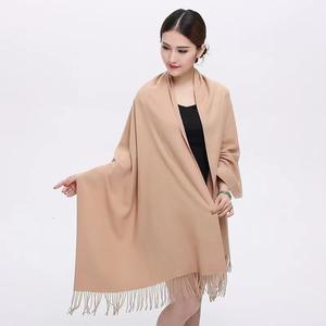 Nueva bufanda <span class=keywords><strong>de</strong></span> invierno <span class=keywords><strong>de</strong></span> sentido avanzado transfronterizo, chal grueso con borlas <span class=keywords><strong>de</strong></span> Cachemira en colores sólidos para adultos - Product Image 2