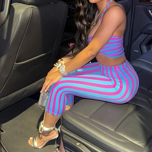 เสื้อเกาะอกลายทางสีบล็อกสไตล์ใหม่ของผู้หญิงและกางเกงคาปรีทรงสกินนี่ชุดแฟชั่น 2 ชิ้น - Product Image 2