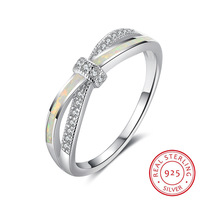 Vente en gros de bague en argent 925 avec pierres précieuses pour femmes, géométrie tendance, opale de feu blanche, zircon carré avec incrustation de griffes pour fêtes de fiançailles