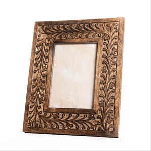 Compre un Marco de Fotos de Madera Ornamental con Detalles de Incrustaciones de Latón y Finos Patrones Florales Tallados para Interiores Tradicionales - Product Image 2