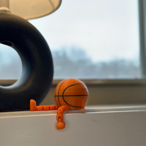 Venta al por mayor: Novedad - Adornos pequeños de baloncesto de plástico con postura única sentada en la cancha, juguetes novedosos y de broma. - Product Image 3
