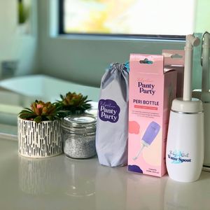 Bouteille de nettoyage intime pratique Upside Peri, design Hoo-Ha Hydrant, couleur violette, type à presser, aide à l'hygiène pour les nouvelles mamans - Product Image 1