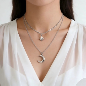 Collana in Acciaio Inossidabile Placcato Oro 18k PVD con Pendente <span class=keywords><strong>Luna</strong></span> e Stella a Otto Punte, Design a Doppio Strato - Product Image 4