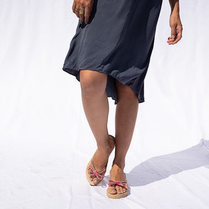 Sandalias de Plataforma con Lazo Rosa y Pedrería - Product Image 2