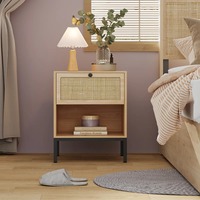 Ensemble de chambre à coucher 4 pièces en rotin naturel et bois style ferme, avec lit Queen, commode et table de chevet, idéal pour appartement et hôtel