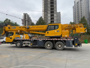 Grue sur camion XCM-G 25 tonnes modèle QY25K5C-1 2021, flèche de 43 m, moteur et pompe, parcours de 16 000 km - Product Image 3