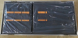 Bàn điều khiển ánh sáng sân khấu <span class=keywords><strong>DMX</strong></span> <span class=keywords><strong>New</strong></span> Xinyang MA2 <span class=keywords><strong>2025</strong></span>, điều khiển bằng máy tính, màu đen, kiểu cánh ngựa, hộp điều khiển ánh sáng sân khấu, nguồn sáng LED, hộp hàng không - Product Image 6