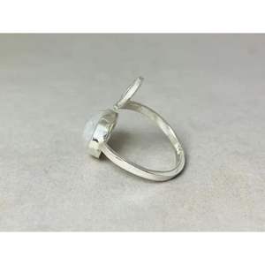 แหวนพลอยมูนสโตนสีรุ้งแบบมินิมอลเครื่องประดับดีไซน์แบบเกลียวทำมือ925เงินสเตอร์ลิง - Product Image 4