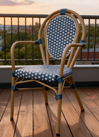 Chaise de bistrot française Yoshen bleue, restaurant, café, extérieur, chaise de salle à manger en rotin blanc et bleu