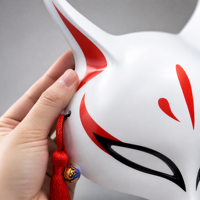 Masque de cosplay Kitsune Fox Anime personnalisé OEM, peint à la main, avec pompons et clochettes, en plastique respirant, pour Halloween et soirées masquées