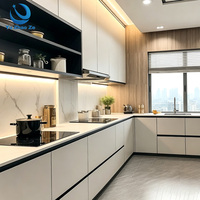 Meubles de cuisine en bois sur mesure à assembler, design avec un grand espace de rangement, pour un projet d'aménagement intérieur familial pour un nouvel appartement