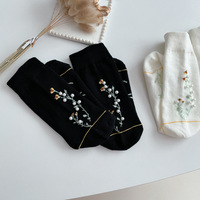 Haute Qualité Noir Blanc Filles Designer Tube Chaussettes Petite Fleur Perle Tricoté Longueur D'équipage Antidérapant Caractéristique En Gros pour Les Femmes