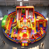 Grande aire de jeux gonflable intérieure commerciale pour enfants avec toboggans, équipement de jeu souple et parcours d'obstacles d'escalade
