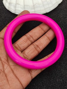 Bracelets en acrylique en résine audacieuse et brillante pour femmes Bracelets uniques faits à la main pour les amateurs de mode et de style quotidien - Product Image 2