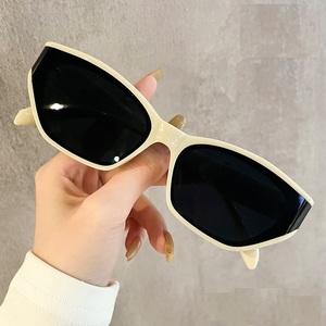 Lunettes de soleil vintage œil-de-chat à monture incurvée, petites montures, effet amincissant, style tendance et polyvalent, parfaites pour toutes les occasions - Product Image 2