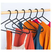 Vente en gros de cintres antidérapants noirs en plastique pour vêtements et accessoires pour garde-robe et vaisselle Organisateur de vêtements