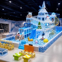 Équipement de terrain de jeu intérieur personnalisé, thème Château de glace Hiver, Tour Moulin à vent, Piscine à balles, Toboggan triple piste, Escalier de montagne, Sable