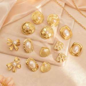 Pendientes de Perlas Colgantes Chapados en Oro para Mujer, Joyería de Moda al por Mayor, Pendientes de Acero Inoxidable con Variedad de Formas de Flores y Corazones - Product Image 3