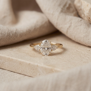 Anillo de Diamantes Cultivados en Laboratorio con Certificación IGI de 2.00 CT, Corte Oval, Diamantes en Forma de Pera, Oro Sólido de 14K, Anillo de Compromiso de Tres Piedras, Joyería Fina Personalizada - Product Image 3