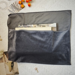 Sac enveloppe en velours gris personnalisé de haute qualité avec logo imprimé, pour vêtements, t-shirts, chapeaux, parfums, <span class=keywords><strong>pochette</strong></span> anti-poussière en velours - Product Image 2