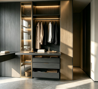 Dressing moderne gris foncé avec armoire intégrée, éclairage LED, coiffeuse et meuble de rangement sur mesure pour chambre à coucher
