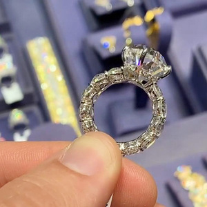 Anello di Fidanzamento F1645 per Donna con Diamante Naturale Taglio Ovale, Stile Classico in Oro Bianco 18K - Product Image 2